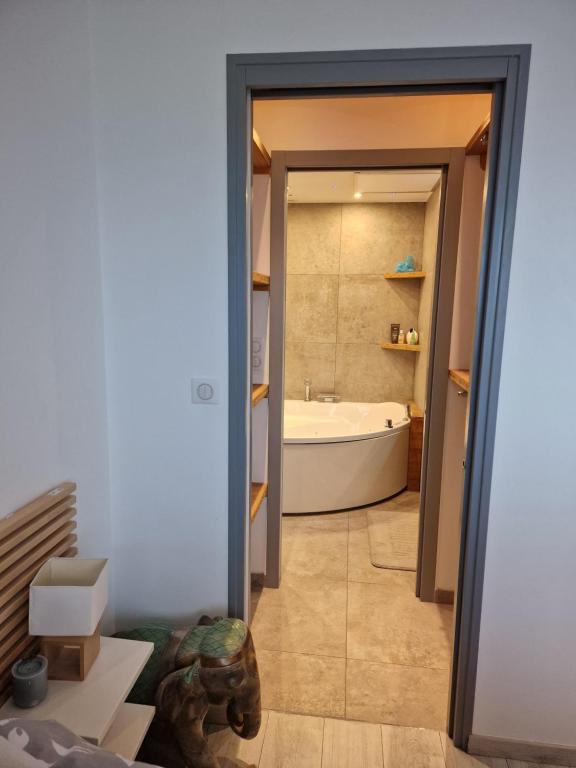 Koupelna v ubytování Marina Exceptionnelle - 8 pers - 120 m2 vue mer - Suites Parentales - Cinéma - Ponton
