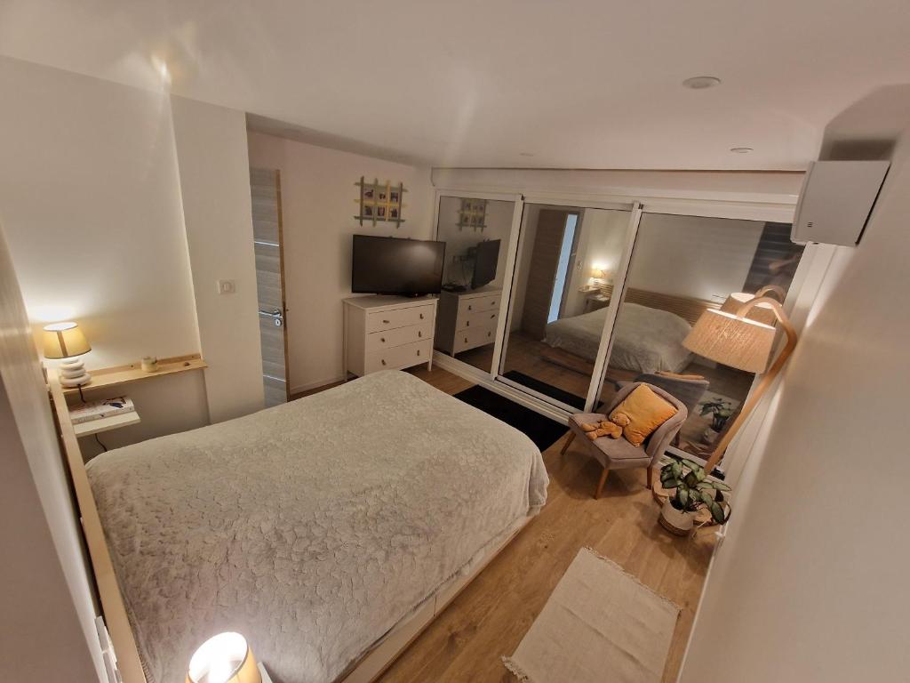 Postel nebo postele na pokoji v ubytování Marina Exceptionnelle - 8 pers - 120 m2 vue mer - Suites Parentales - Cinéma - Ponton