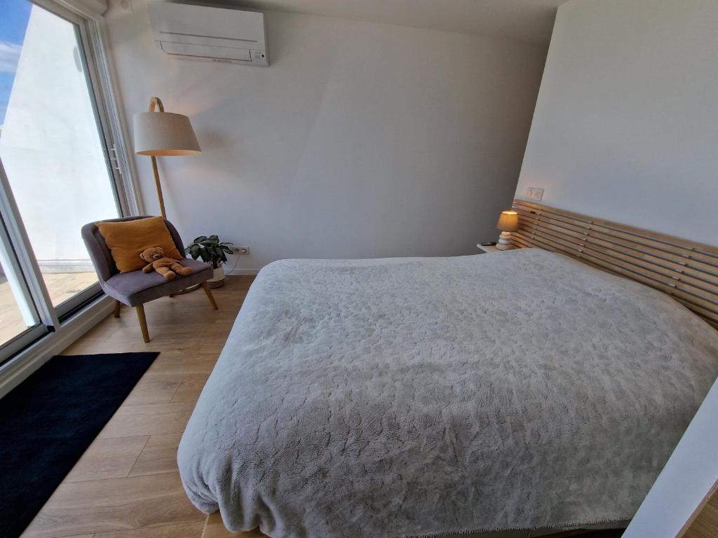 Postel nebo postele na pokoji v ubytování Marina Exceptionnelle - 8 pers - 120 m2 vue mer - Suites Parentales - Cinéma - Ponton