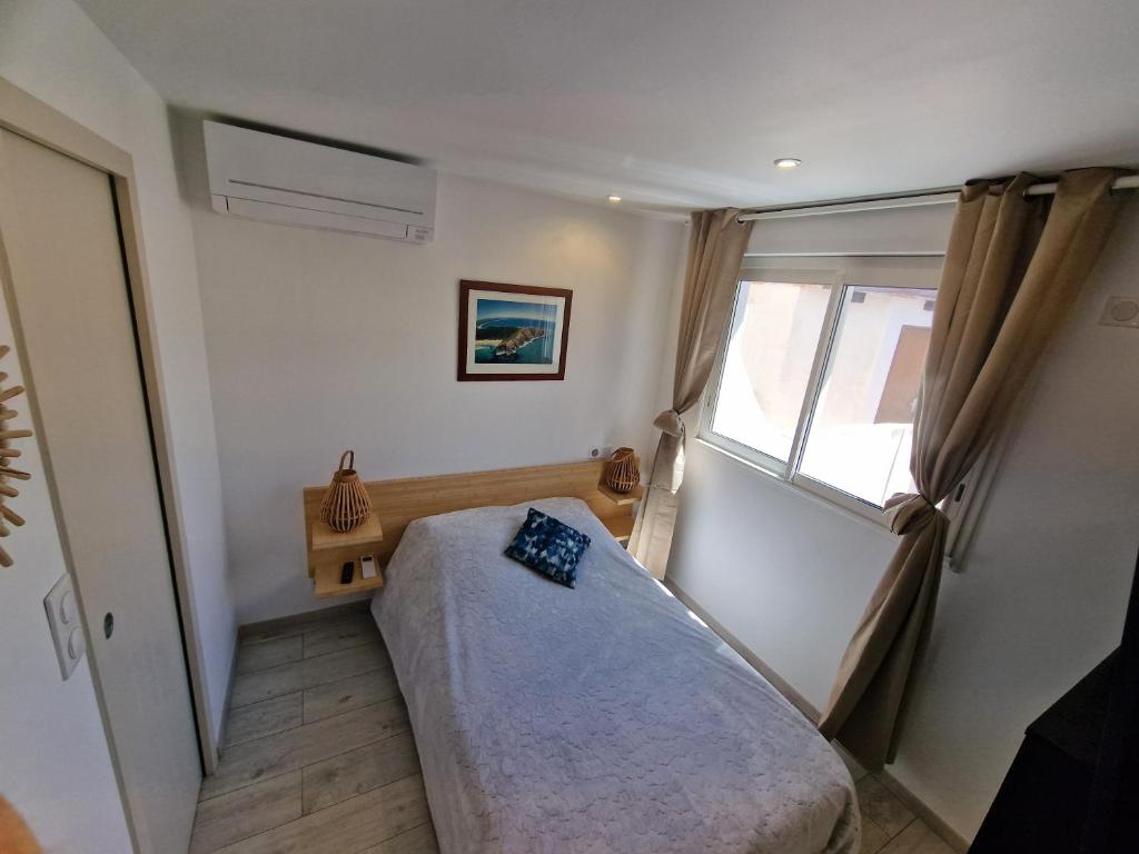 Postel nebo postele na pokoji v ubytování Marina Exceptionnelle - 8 pers - 120 m2 vue mer - Suites Parentales - Cinéma - Ponton