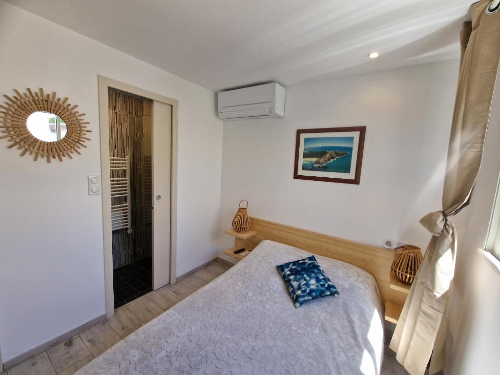 Postel nebo postele na pokoji v ubytování Marina Exceptionnelle - 8 pers - 120 m2 vue mer - Suites Parentales - Cinéma - Ponton