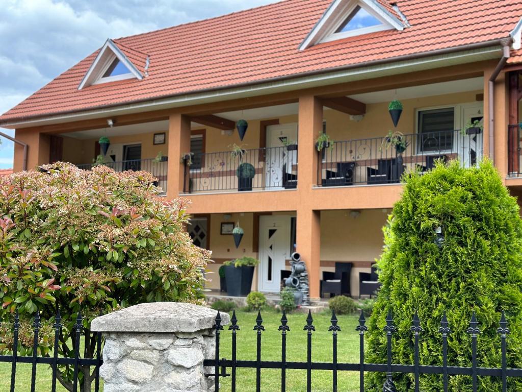 a house with a fence in front of it at Casa Antonia in Chişcău