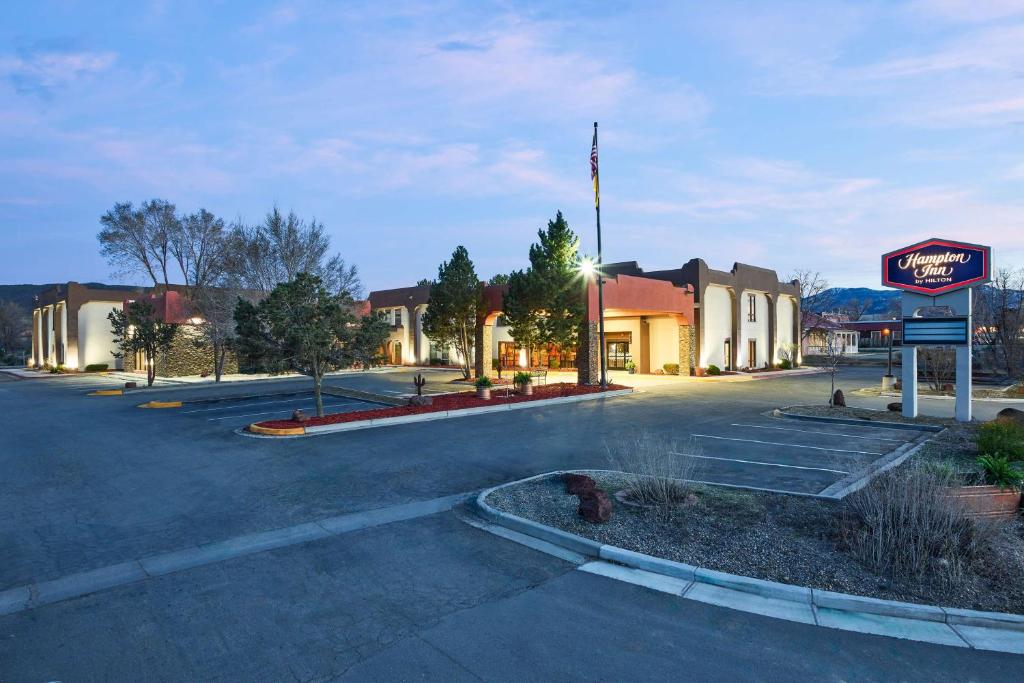 un estacionamiento vacío frente a una tienda en Hampton Inn Taos, en Taos