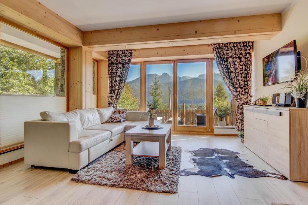 Televízia a/alebo spoločenská miestnosť v ubytovaní Apartamenty Tatra View Kościelisko