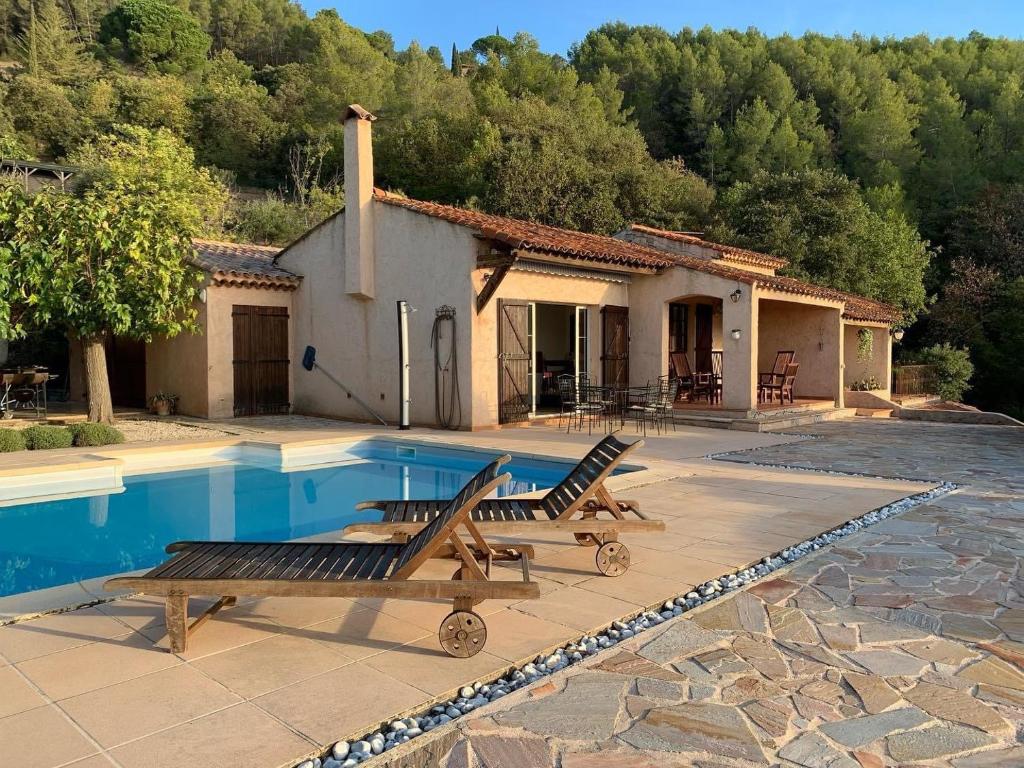 une maison avec une piscine et deux chaises longues dans l'établissement Villa in Provence - Amazing View from Pool Terrace, à La Motte