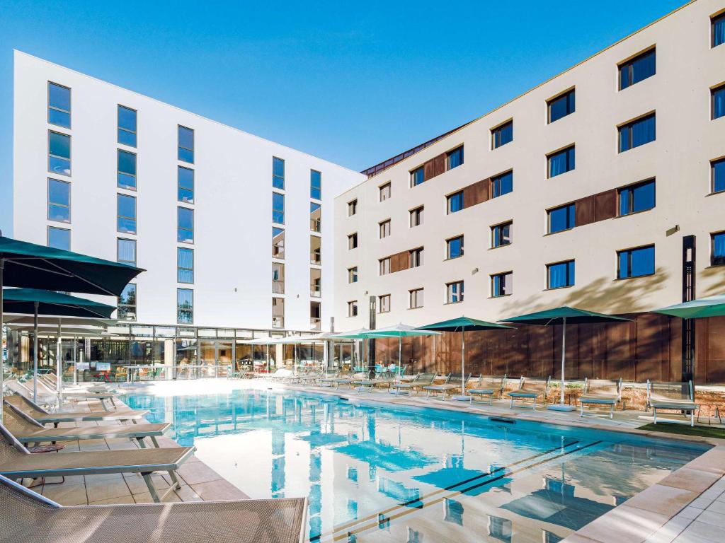 a swimming pool in front of a hotel at ibis Budget La Rochelle Centre in La Rochelle