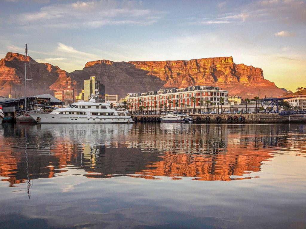 uma vista para uma marina com uma montanha ao fundo em Cape Grace, A Fairmont Managed Hotel em Cidade do Cabo