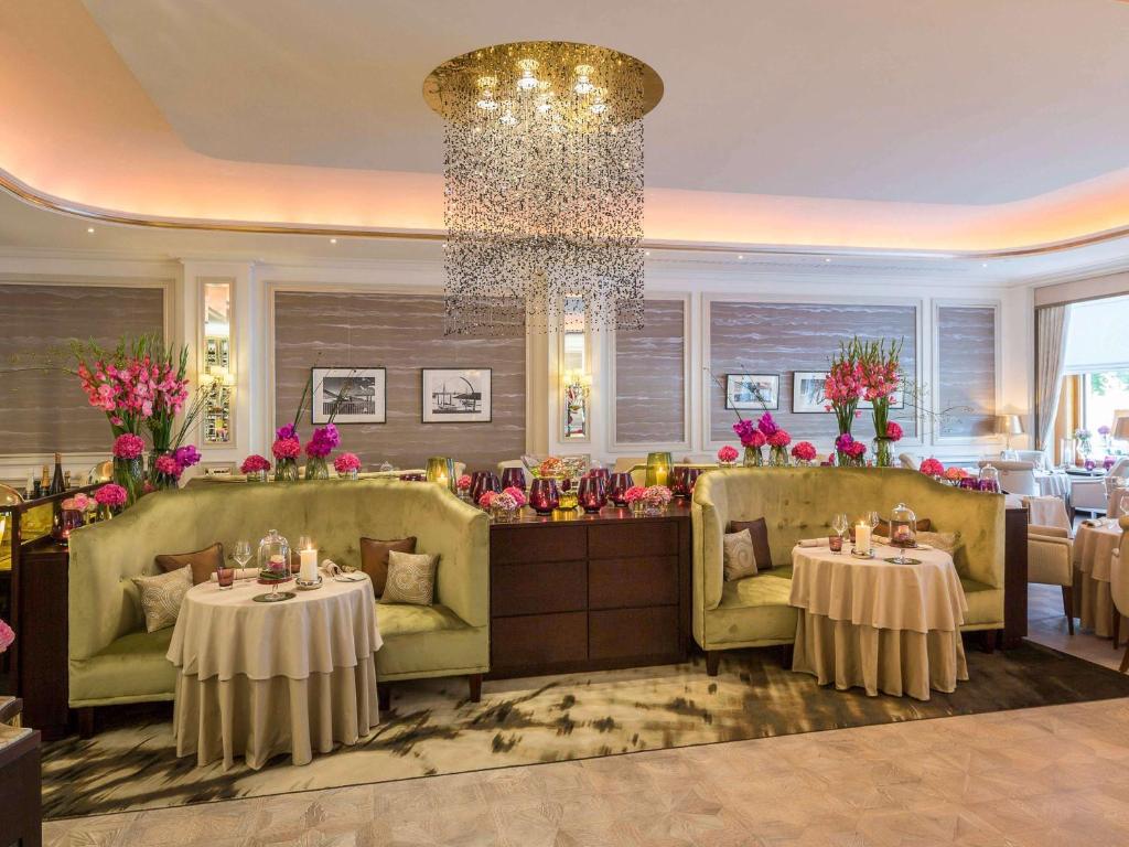 Posezení v ubytování Fairmont Hotel Vier Jahreszeiten