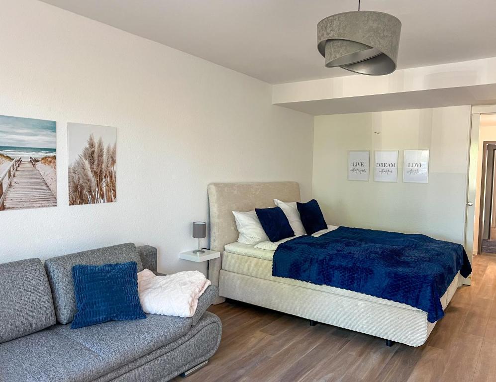 una camera con letto e divano di Ankerherz Appartements bei Blankenese ad Amburgo