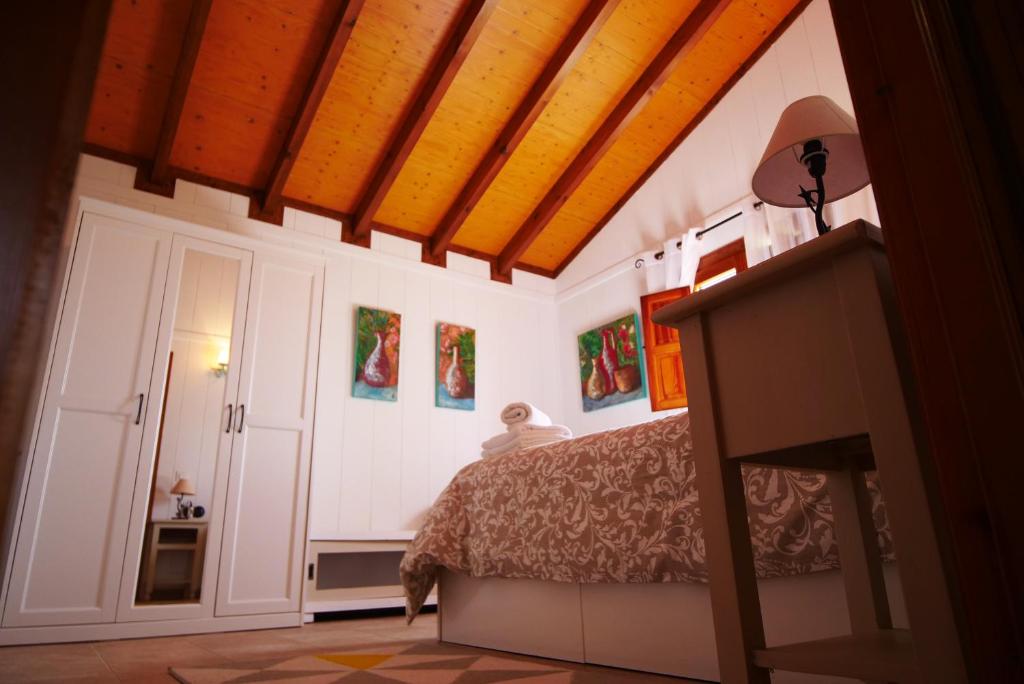Posteľ alebo postele v izbe v ubytovaní Villa Ada con Piscina, Jardin y Parking