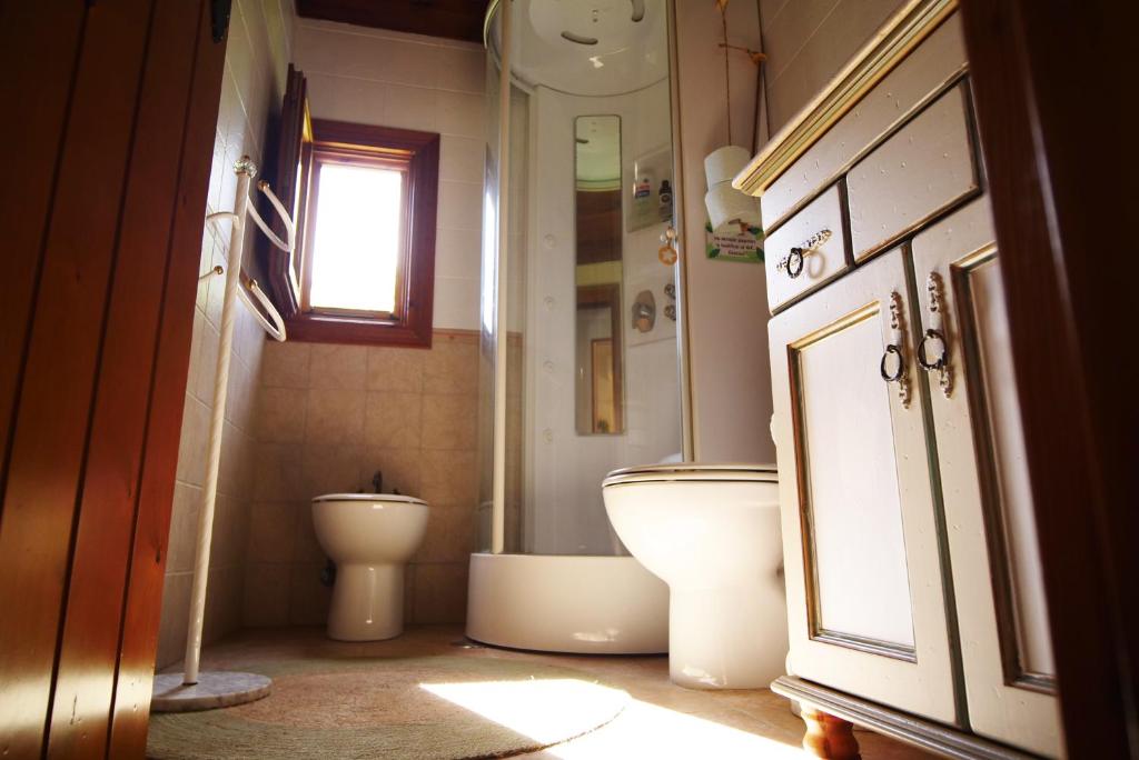 Kúpeľňa v ubytovaní Villa Ada con Piscina, Jardin y Parking