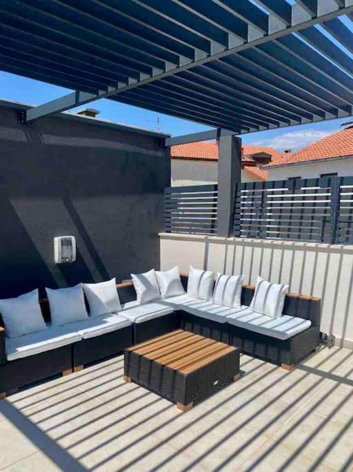 Posedenie v ubytovaní Bubbles Penthouse with Jacuzzi