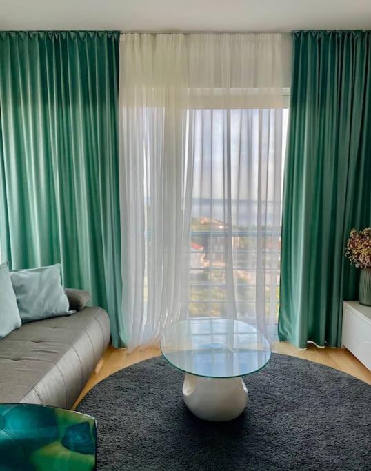 Posedenie v ubytovaní Bubbles Penthouse with Jacuzzi