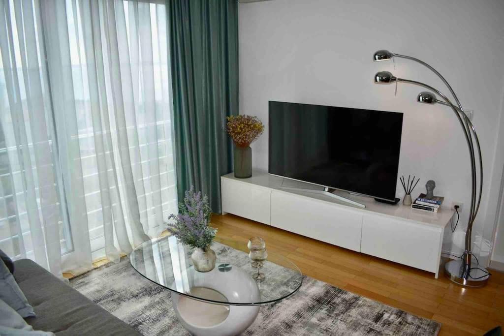 Televízia a/alebo spoločenská miestnosť v ubytovaní Bubbles Penthouse with Jacuzzi