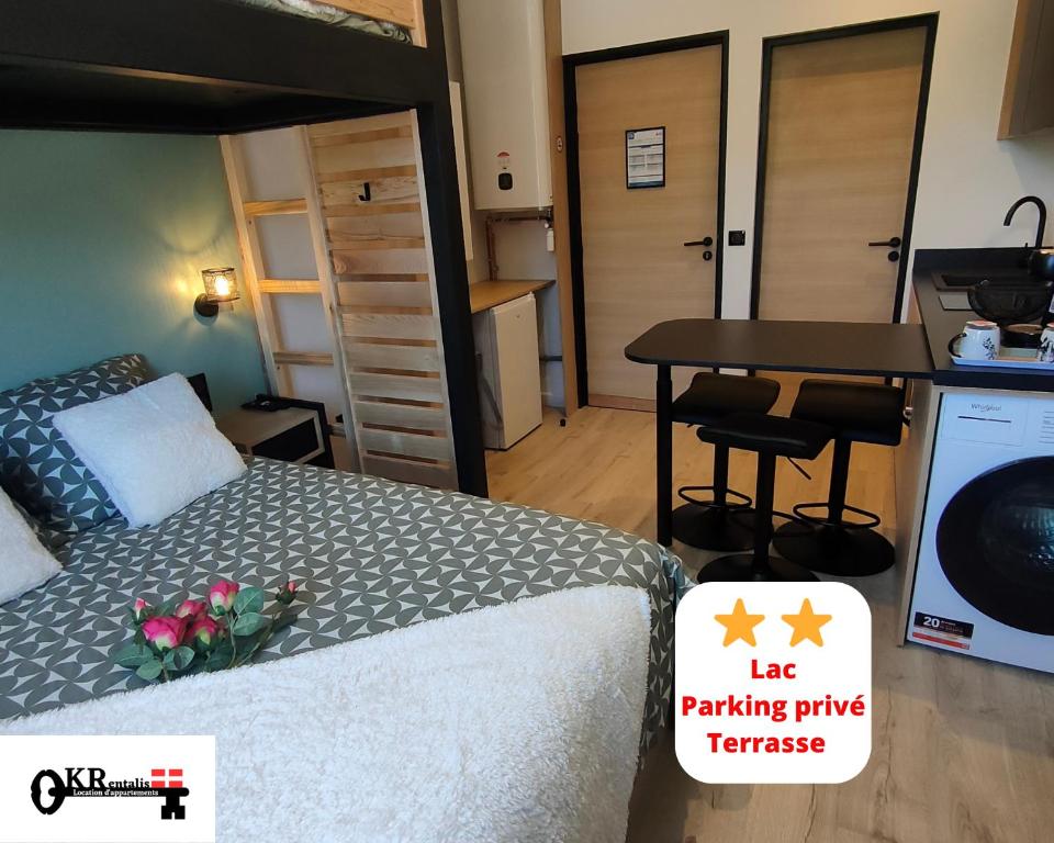 Cette chambre comprend un lit, une table et un bureau. dans l'établissement Somptueux * * proche du lac avec parking privé, à Viviers-du-Lac