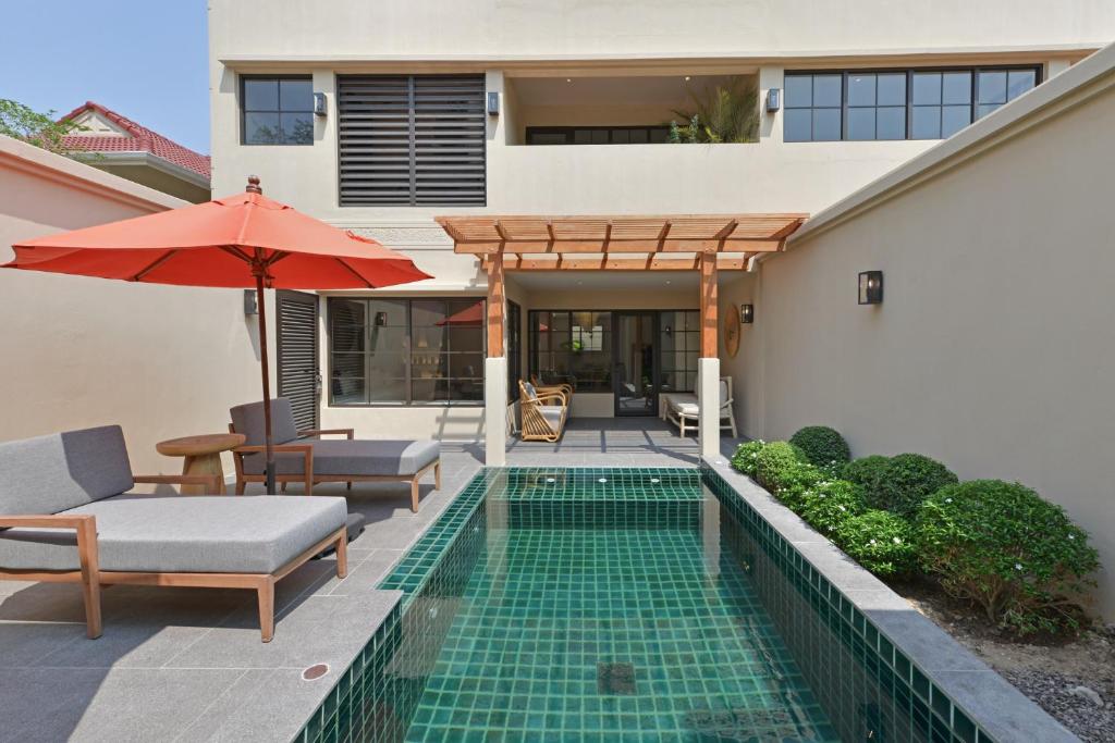 Bazén v ubytování Anantasila Beach Resort Hua Hin nebo v jeho okolí