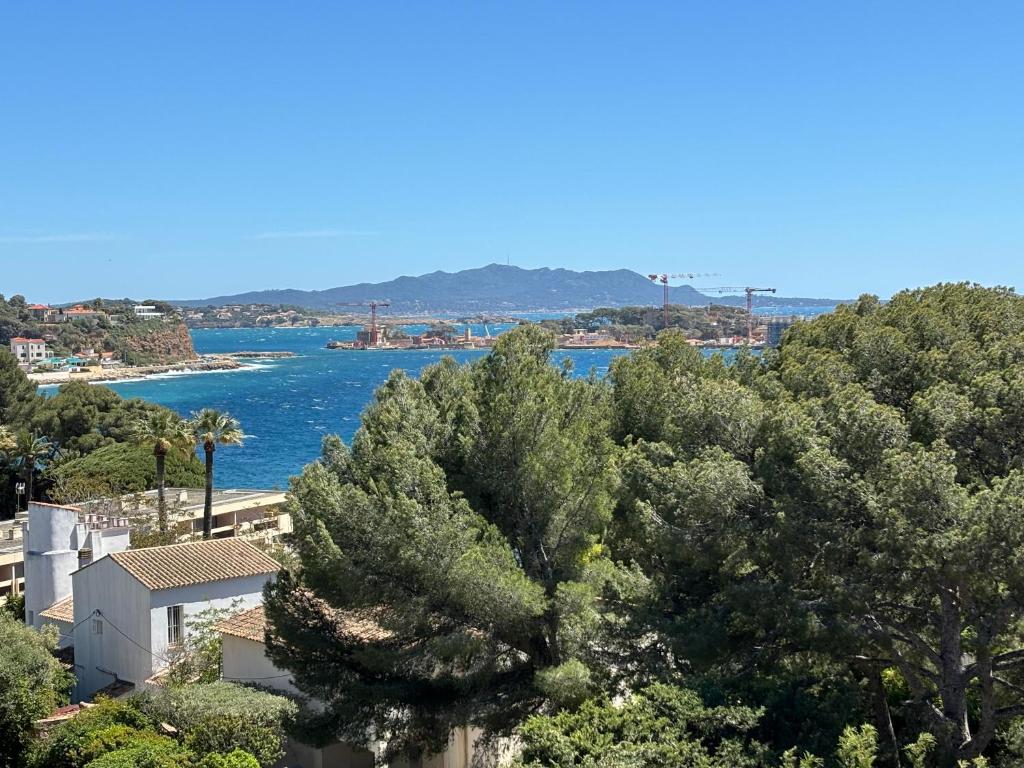 - une vue sur une étendue d'eau arborée dans l'établissement Appartement T3 Terrasse Vue Mer Bandol, à Bandol