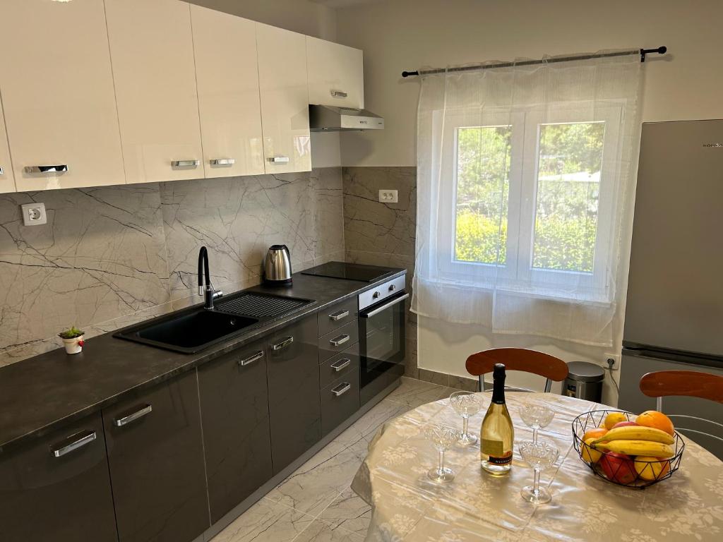 Кухня или мини-кухня в Apartments Branko

