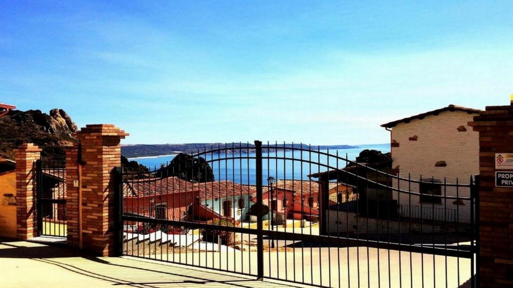 Villetta Bordo Piscina a Nebida - Oasi con Vista Mare
