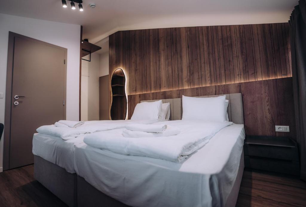 Postel nebo postele na pokoji v ubytování Hotel Aleksandrija