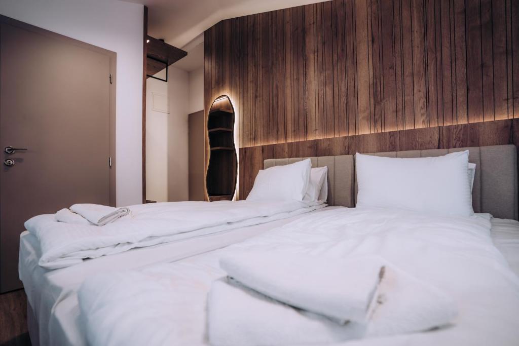 Postel nebo postele na pokoji v ubytování Hotel Aleksandrija