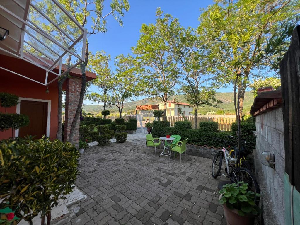 Zahrada ubytování Guesthouse Koleci - Mrizi i Zanave