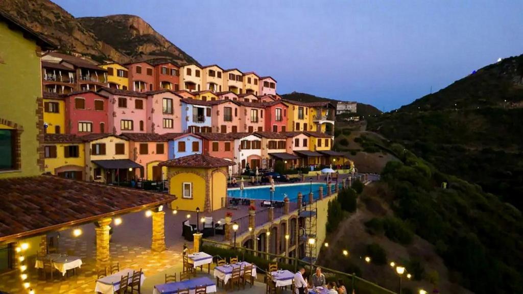 Villetta Bordo Piscina a Nebida - Oasi con Vista Mare