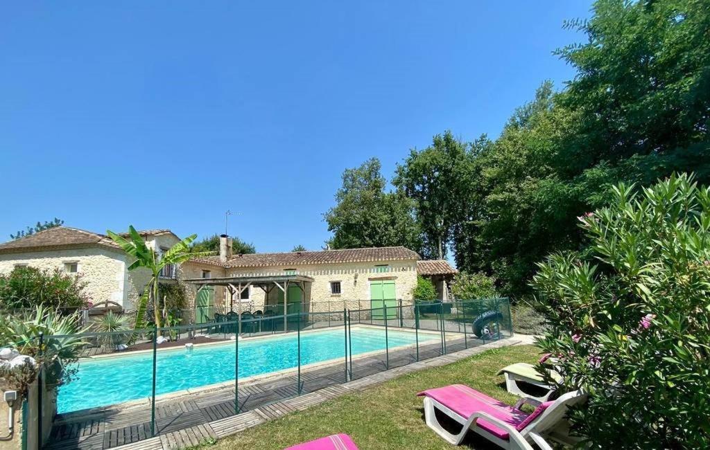 une maison avec une piscine dans une cour dans l'établissement Tranquillité champêtre en famille, à Thénac