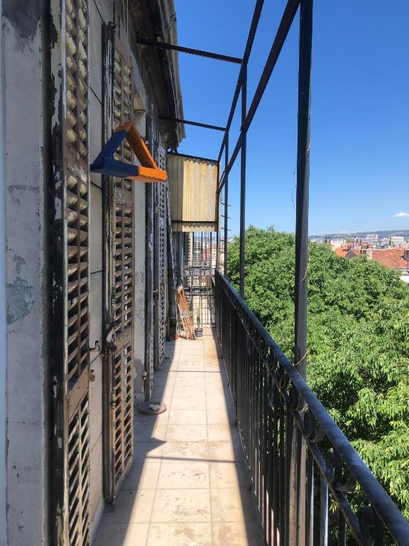 un balcon avec une flèche bleue et orange sur un bâtiment dans l'établissement El Laberinto, à Marseille