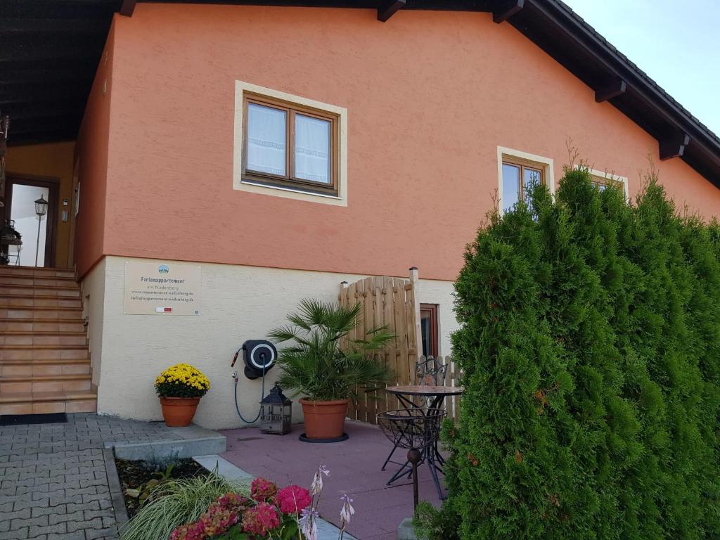 een huis met een tafel ervoor bij Ferienappartement am Nadenberg in Lindenberg im Allgäu