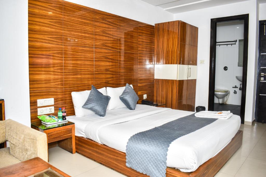En eller flere senge i et værelse på Hotel Chanchal Continental