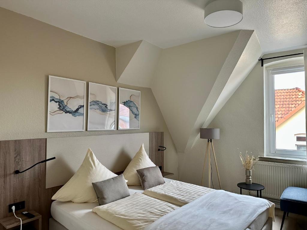 Ein Bett oder Betten in einem Zimmer der Unterkunft City Hotel Hameln