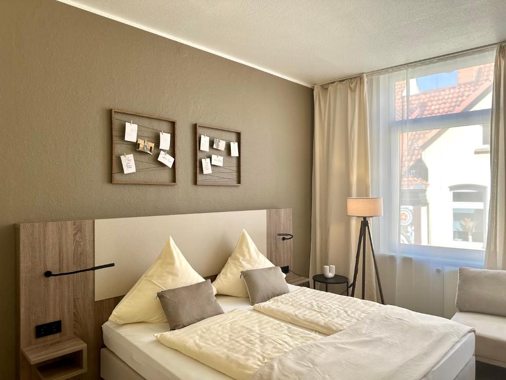 Ein Bett oder Betten in einem Zimmer der Unterkunft City Hotel Hameln