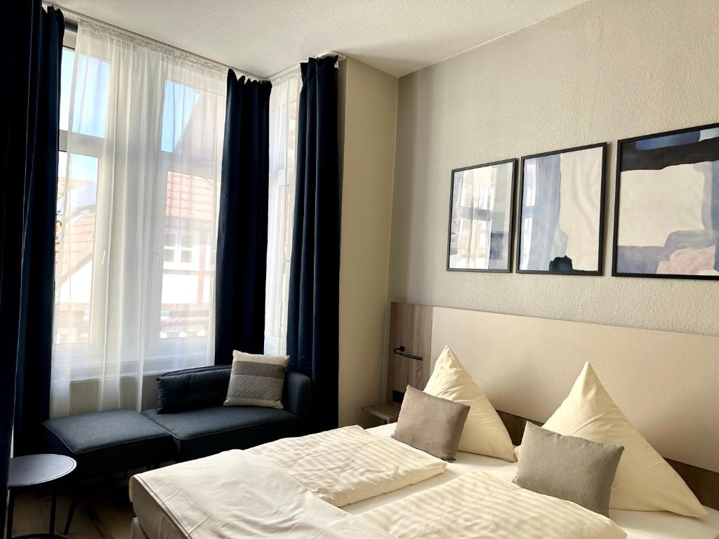 Ein Bett oder Betten in einem Zimmer der Unterkunft City Hotel Hameln