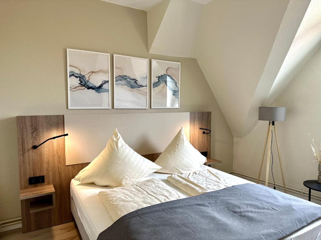 Ein Bett oder Betten in einem Zimmer der Unterkunft City Hotel Hameln