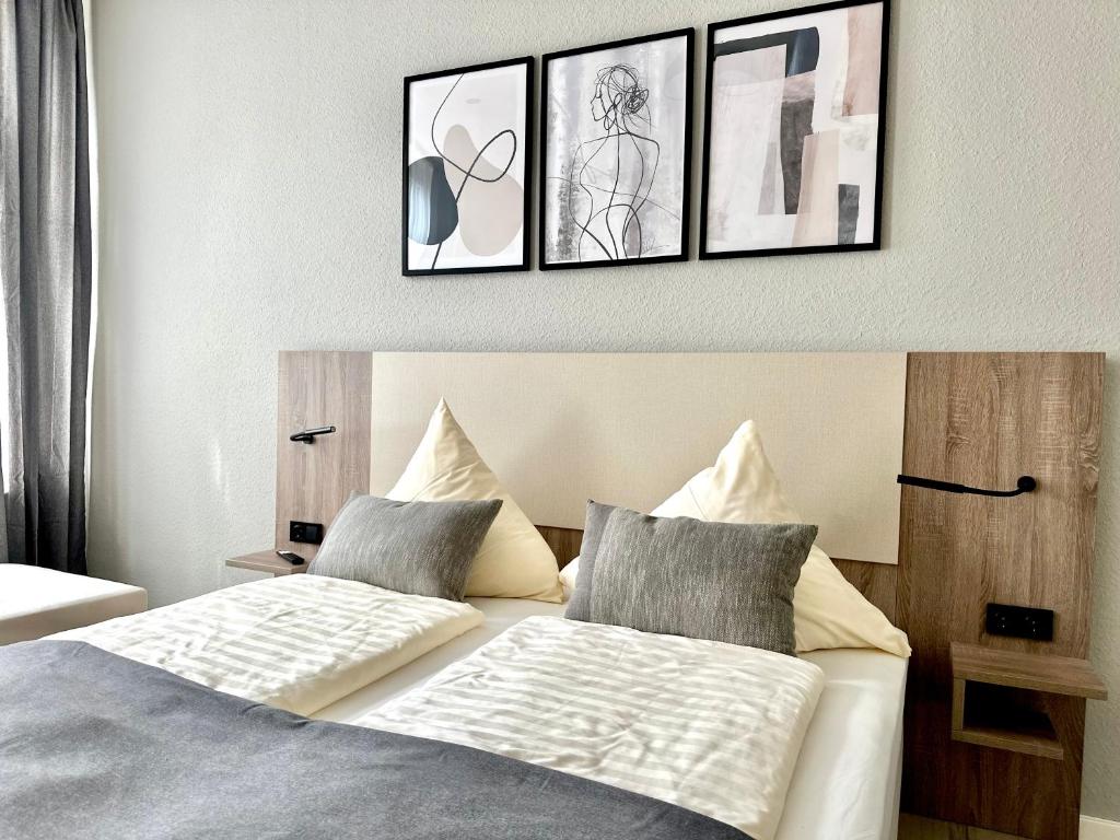 Ein Bett oder Betten in einem Zimmer der Unterkunft City Hotel Hameln