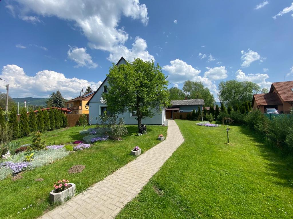 Ogród w obiekcie Apartmány U Jeřábků
