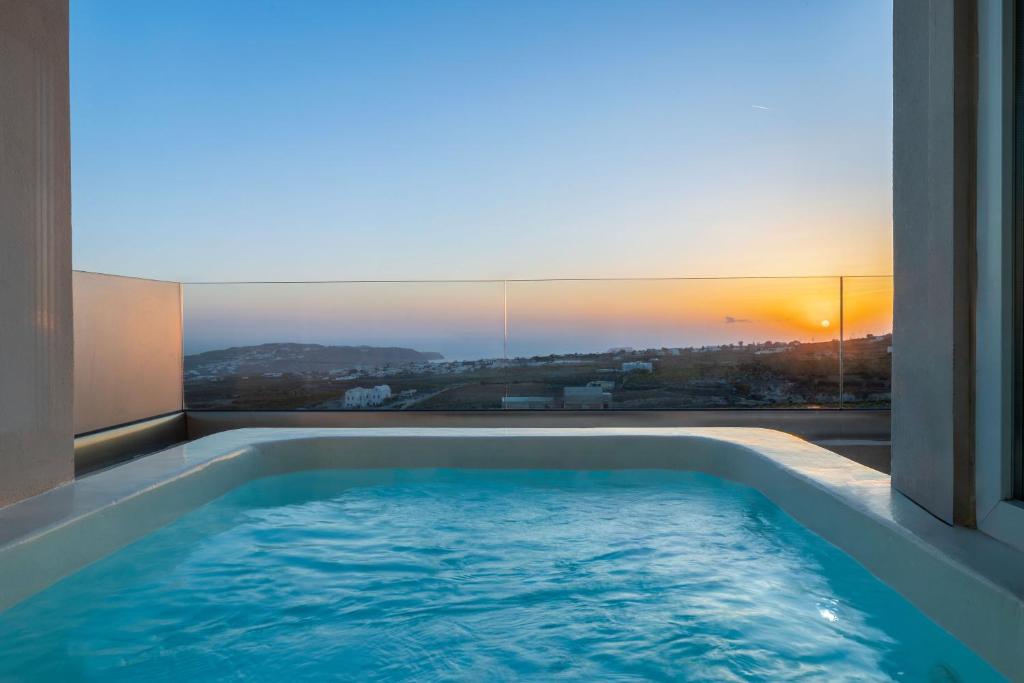 Bazén v ubytování Cinnamon Villa with Private Hot Tub nebo v jeho okolí