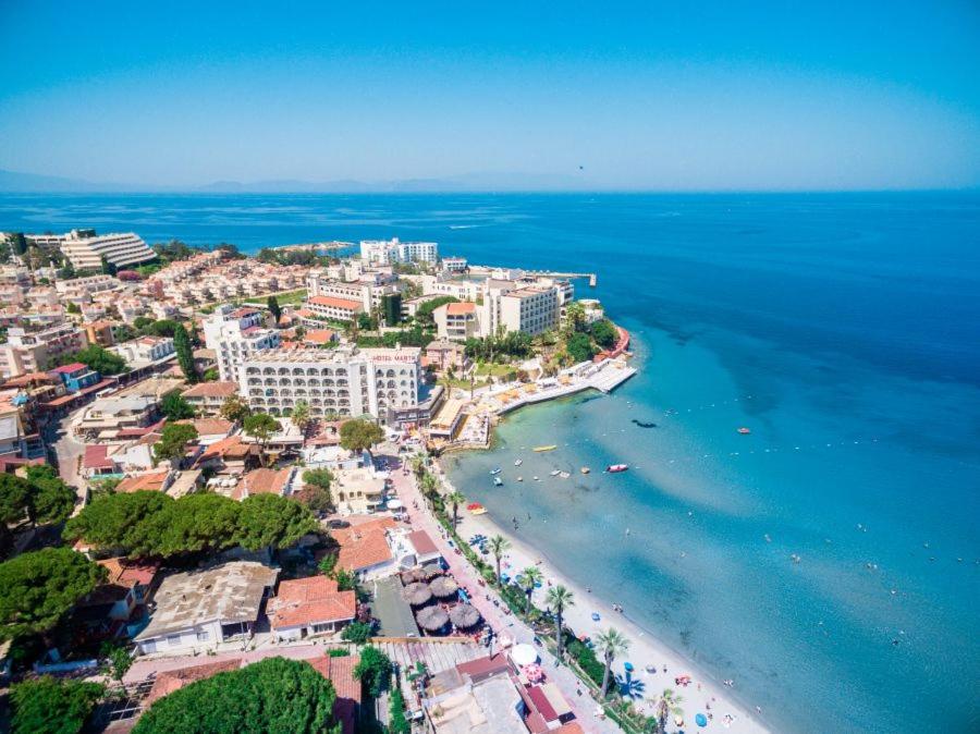 eine Luftansicht auf einen Strand und das Meer in der Unterkunft Marti Prime Beach Hotel in Kusadası