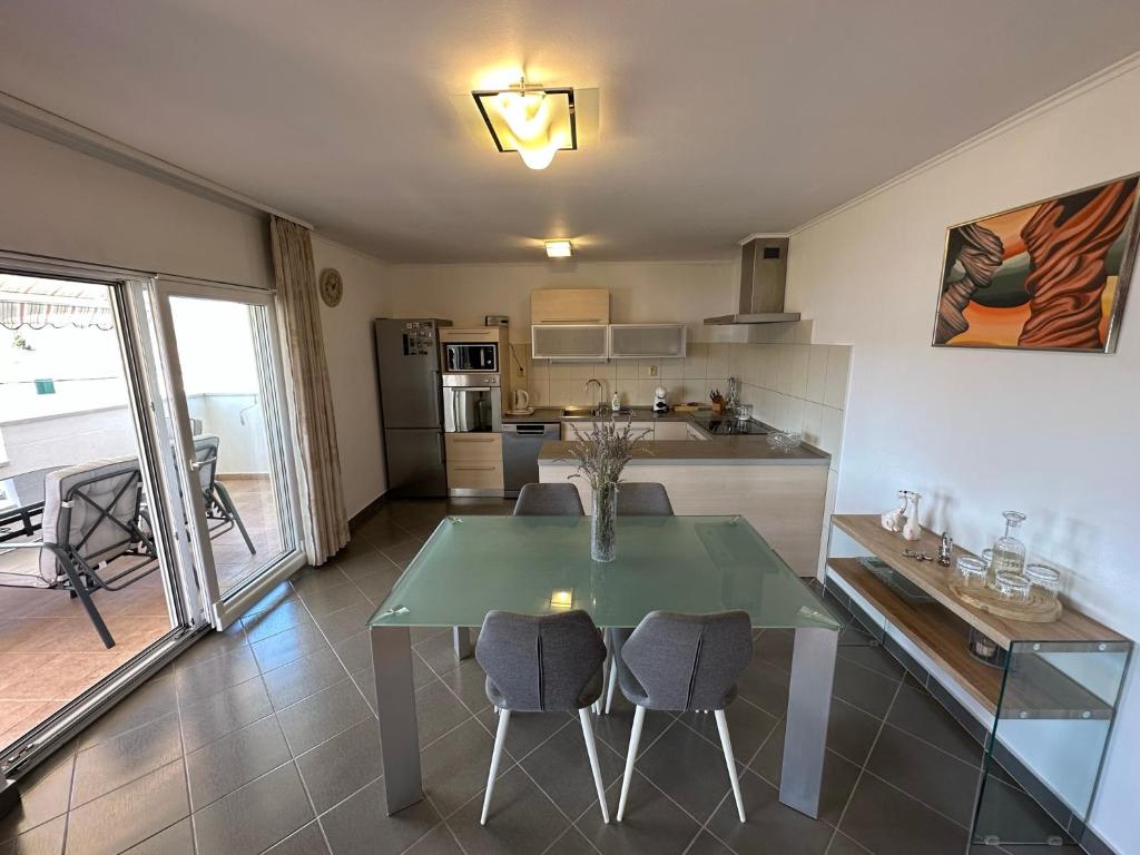 Kuchyň nebo kuchyňský kout v ubytování Apartment Mika 3