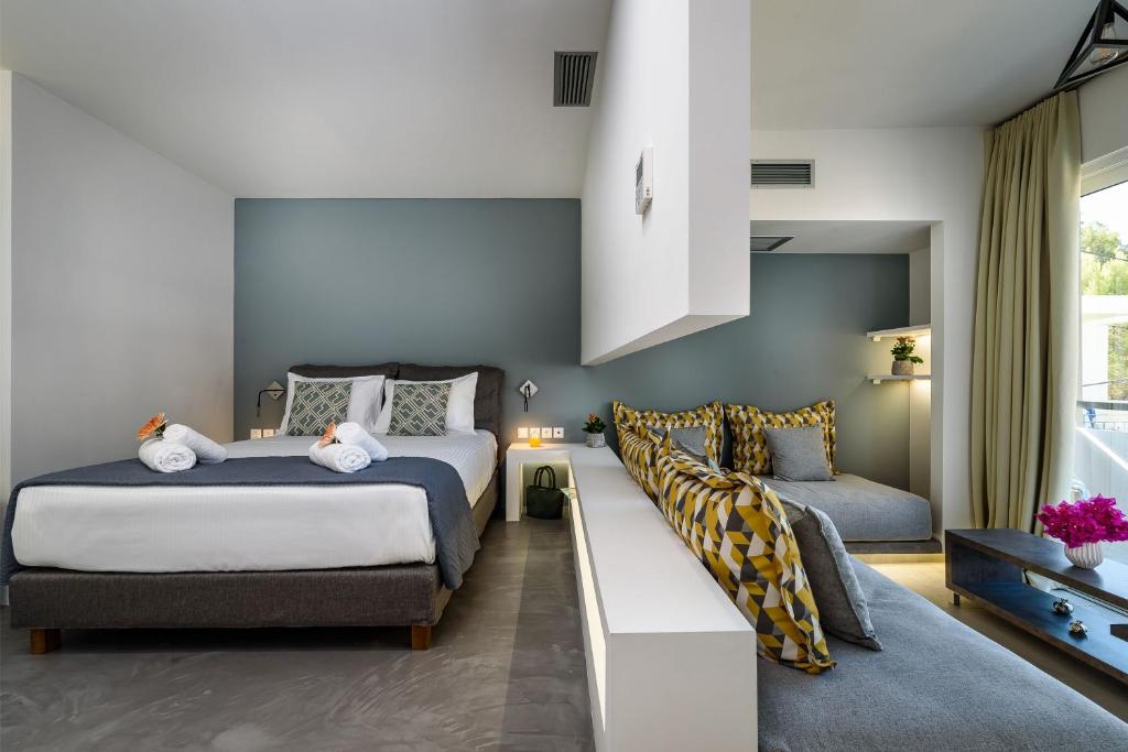 un dormitorio con dos camas y un sofá en Solar Apartments by Amara Living, en Agia Marina de Nea Kydonia