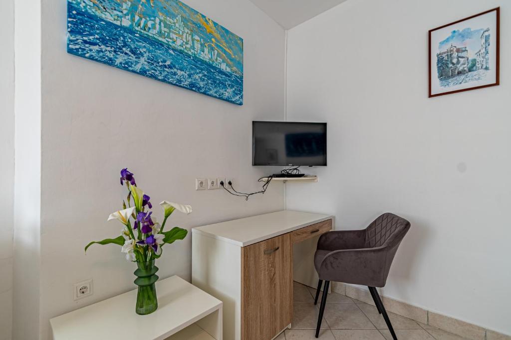 TV a/nebo společenská místnost v ubytování Room Ghetto
