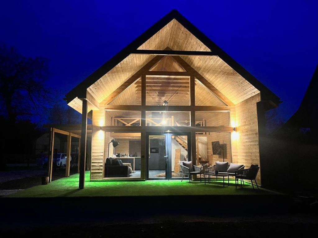 ein Haus in der Nacht mit grünem Licht in der Unterkunft Z-Woods in Maklár