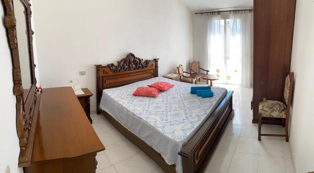 um quarto com uma cama com almofadas vermelhas em Casa ichnusa 8 em Santa Teresa Gallura