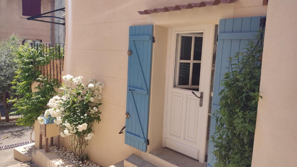 uma porta aberta para uma casa com flores em Petite pause à Pourrières, appartement 40m2 em Pourrières