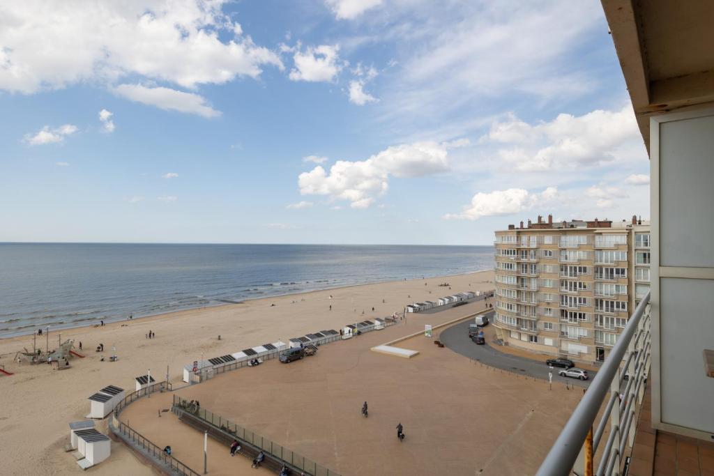 "Romantica" - Luxery Apartment with Seaview في أوستند: اطلالة على شاطئ ومبنى