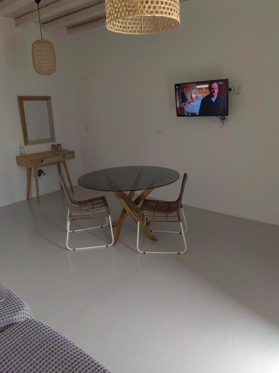 TV a/nebo společenská místnost v ubytování Ftelia Breeze