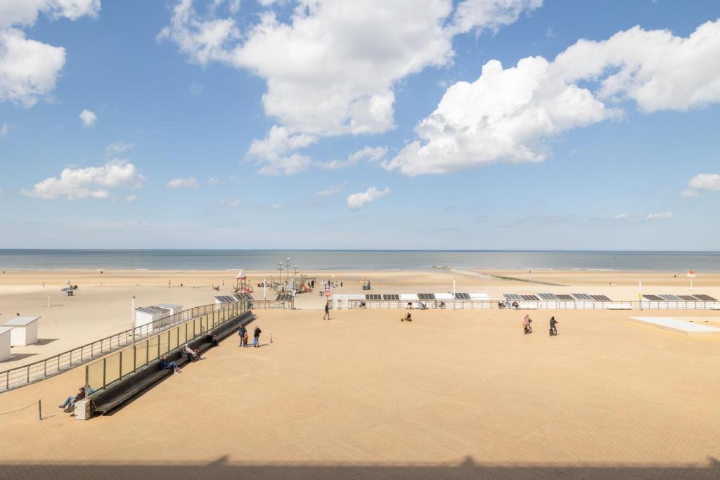 een uitzicht op een strand met een pier en de oceaan bij "Sluis" - Cozy Studio with Seaview in Oostende