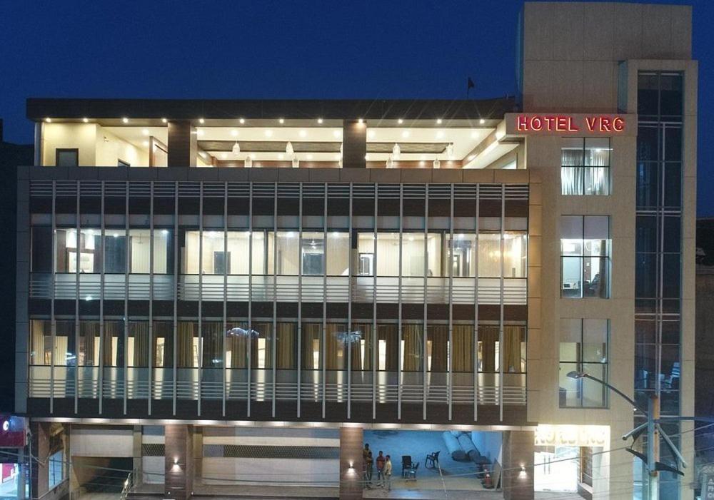 duży budynek z oświetloną fasadą w nocy w obiekcie VRC CITY HEART w mieście Bathinda