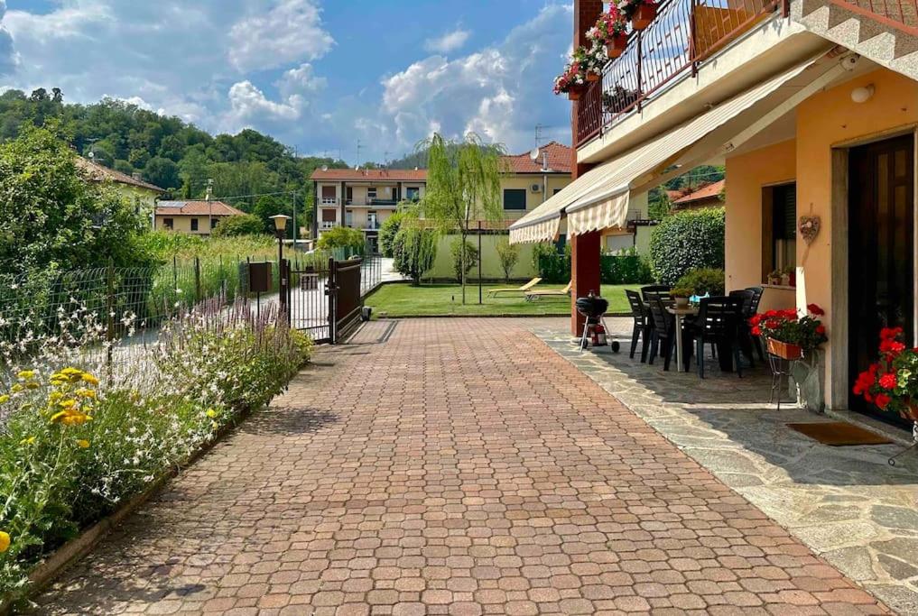a brick walkway next to a building with a table and chairs at CASA DA PINA in ricordo della mia cara mamma in Angera